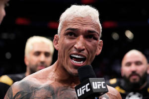 一個血跡斑斑的UFC戰士在比賽後對著麥克風尖叫。