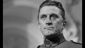 一個穿著軍裝的嚴肅男人向上看。