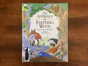 木桌上展示森林動物的兒童書封面。