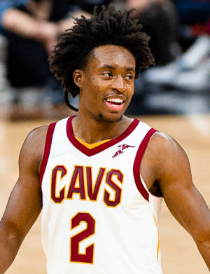 身穿Cavs球衣的籃球運動員在比賽中微笑。 — 微笑 壁紙