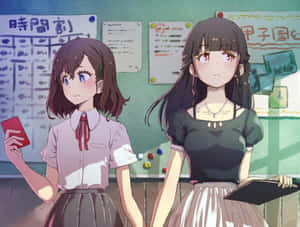 課室裡有兩個動漫女孩，一個拿著紅卡，另一個拿著筆記本。 — 動漫女同性戀 壁紙