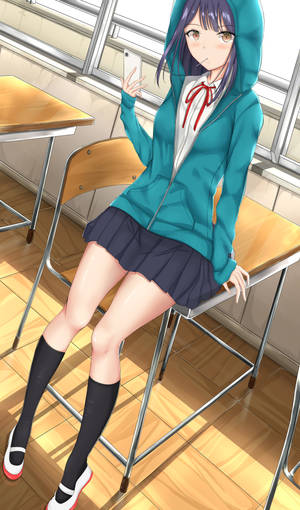 穿著青綠色連帽衫的動漫女學生坐在桌子上，在教室裡拿著手機。