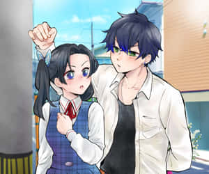 動畫男孩和女孩穿著校服，一起站在陽光明媚的城市街道上。 — 鬼滅之刃 壁紙