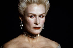 格倫·克洛斯（Glenn Close）在黑色背景上，以紅唇和鑽石珠寶呈現戲劇性肖像。 — 電影 壁紙