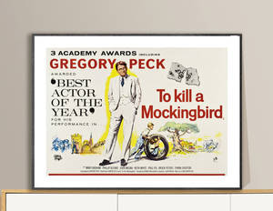 裝框的《殺死一隻知更鳥》復古電影海報， featuring Gregory Peck 和獎項文字。