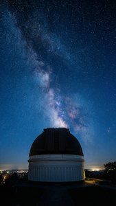 天文台圓頂在星空夜空下，銀河可見。