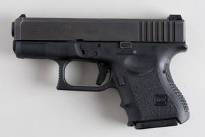 黑色 Glock 26 手槍在白色背景上，標記可見
