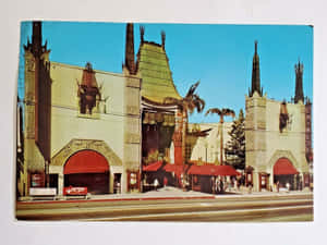 藍天下帶紅色遮篷和棕櫚樹的Grauman's Chinese Theatre。