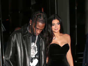 Travis Scott 和 Kylie Jenner 在夜晚穿著黑色皮革和天鵝絨服裝一起散步。