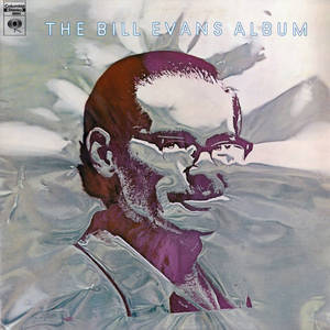 爵士鋼琴家 Bill Evans 的抽象繪畫風格肖像，採用紫色和灰色色調。