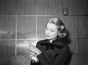 1940年代大衣女性手持紙巾靠木鑲板牆