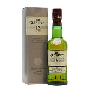一瓶 Glenlivet 12 年威士忌及其盒子，白色背景。