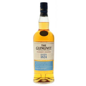 一瓶Glenlivet Founder's Reserve威士忌，金色液體和藍色瓶蓋。 — 黃色 壁紙