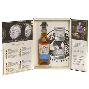 Glenlivet Founder's Reserve 威士忌瓶和兩個酒杯放在一個開放的禮品盒中，盒上有品酒筆記和蒸餾廠圖像。
