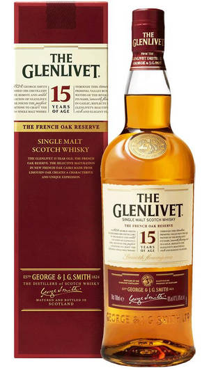 一瓶 Glenlivet 15 年威士忌及其品牌盒子。