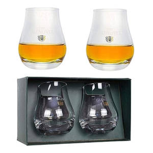 兩個裝有琥珀色液體的Glenlivet威士忌品酒杯在禮盒上方。