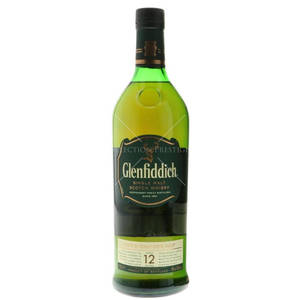 白色背景上的綠色 Glenfiddich 12 年單一麥芽蘇格蘭威士忌酒瓶。