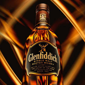 Glenfiddich 威士忌酒瓶搭配金色旋轉背景