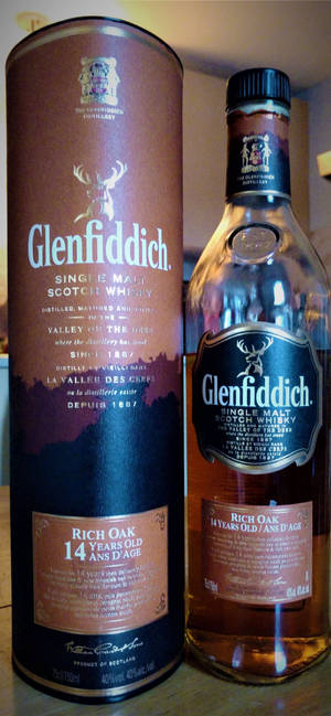 Glenfiddich 14 年威士忌酒瓶和帶鹿標誌的盒子