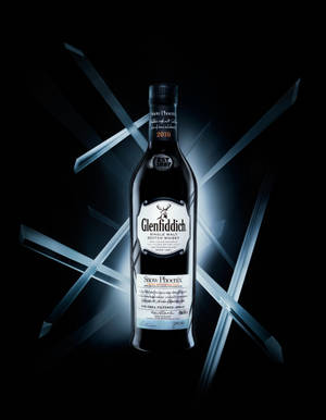 Glenfiddich Snow Phoenix 威士忌酒瓶在黑色背景上帶有藍色光線