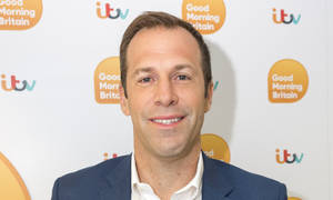 身穿藍色西裝的男士在Good Morning Britain背景前微笑看著鏡頭。 — 網球 壁紙