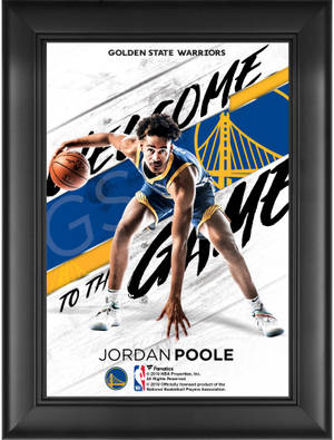 籃球運動員Jordan Poole身穿金州勇士隊球衣在比賽中運球。