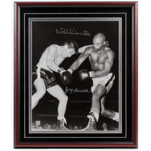 兩位拳擊手比賽中途的裝裱黑白照片，附有簽名。