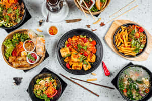 色彩繽紛嘅亞洲街頭小食，有豆腐、春卷、麵條同辣椒裝飾。