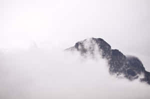 在陰天，山峰聳立於雲海之上。