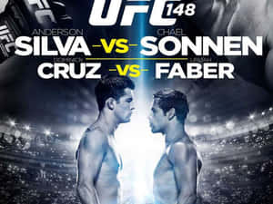 兩位UFC拳手在擠滿觀眾的競技場中，在強光下互相凝視。