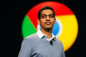 戴眼鏡穿毛衣的男子在科技活動中發言，身後有 Chrome 標誌。