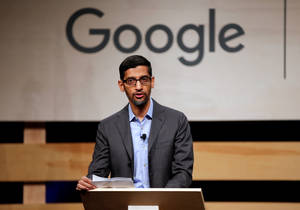Sergey Brin 在Google活動中戴著眼鏡和西裝發言。