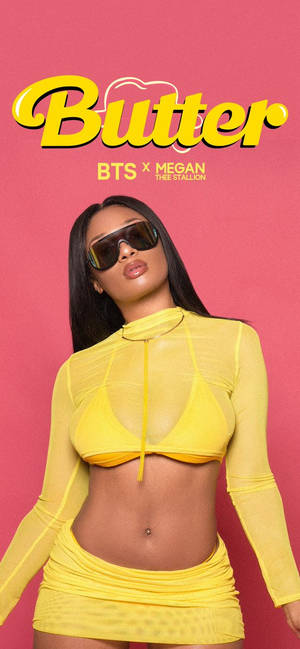 Megan Thee Stallion 身穿黃色服裝，戴著太陽眼鏡，在粉紅色背景上。