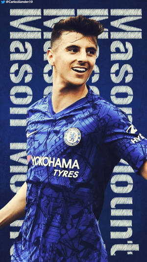 足球員 Mason Mount 身穿藍色車路士球衣微笑，背景重複出現名字。
