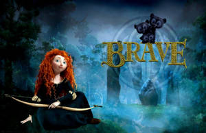 一位紅髮少女在迷霧森林中手持弓箭，熊在brave字樣上方。
