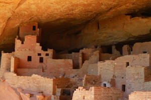 古代懸崖住宅遺址，建在紅色砂岩懸崖中。