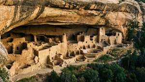 建在砂岩懸崖中的古代懸崖住所，下方有綠樹