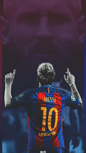 足球員美斯身穿藍紅間條球衣、背號10及名字Messi，舉起雙手做出手勢。