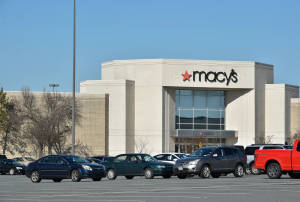 陽光明媚的日子裡，Macy's 百貨公司前面停著汽車。