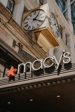 Macy's百貨公司入口，標誌上方有一個大時鐘。