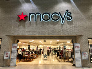 Macy's 百貨公司入口，帶有發光招牌和促銷展示。