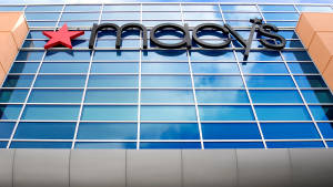 Macy's百貨公司招牌在玻璃建築外牆上，帶有天空倒影。