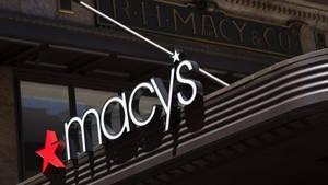 Macy's 百貨公司招牌，深色遮陽篷上有紅星和白色字母。