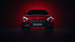 紅色Mercedes-AMG GTS跑車在黑暗的攝影棚中以紅光照亮。 — 紅色 壁紙