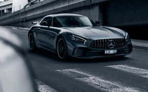啞光灰色梅賽德斯-AMG GT R跑車在城市道路上。
