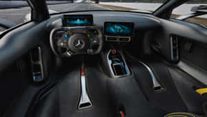 高科技 Mercedes 跑車的內飾，配備碳纖維和數位螢幕。