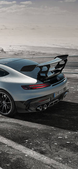 銀色Mercedes-AMG GT R跑車，配備大型後擾流板，在雪路上。