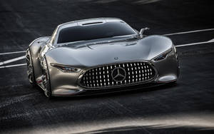 銀色 Mercedes 跑車在賽道上，搭配戲劇性燈光。 — 汽車 壁紙