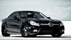 陰天下白色背景上的黑色Mercedes SLR McLaren跑車。