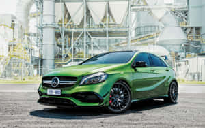 綠色 Mercedes-AMG A45 S 停在工業廠房前。 — Steam Deck 壁紙